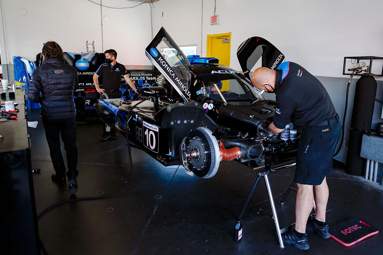 1月21日、翌日からの『ロア』テストを前にデイトナ・インターナショナル・スピードウェイのガレージで整備が進められるウェイン・テイラー・レーシングのアキュラARX-05