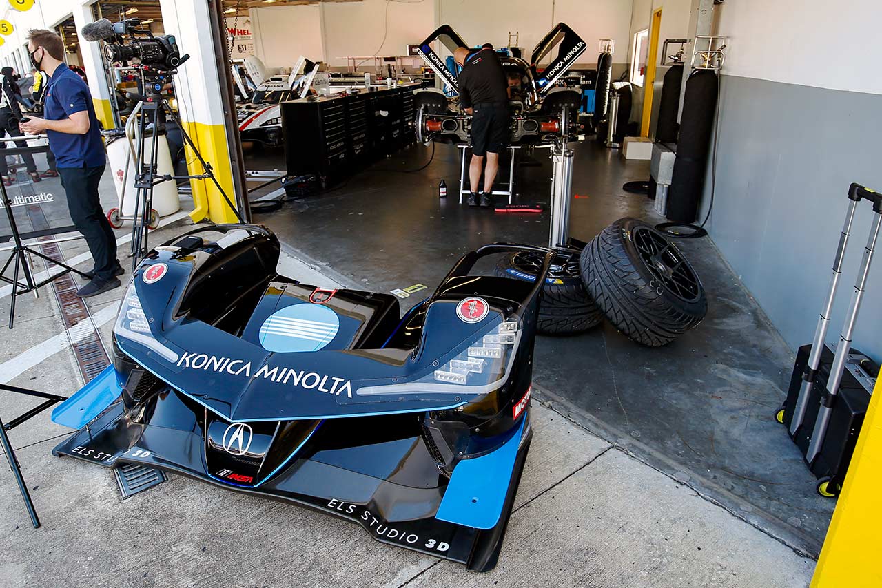 1月21日、翌日からの『ロア』テストを前にデイトナ・インターナショナル・スピードウェイのガレージで整備が進められるウェイン・テイラー・レーシングのアキュラARX-05