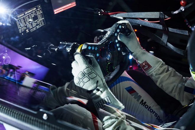 開発されているBMW M4 GT3のステアリングホイール。ファナテック社のもので、そのままシミュレーターにも使用できる。