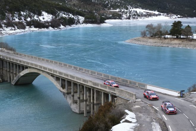 ロードセクションを走行するヒュンダイi20クーペWRC。手前からピエール・ルイ・ルーベ、ティエリー・ヌービル、ダニ・ソルド