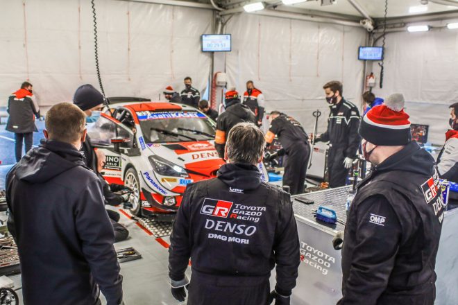 サービスでメンテナンスを受けるトヨタ・ヤリスWRC
