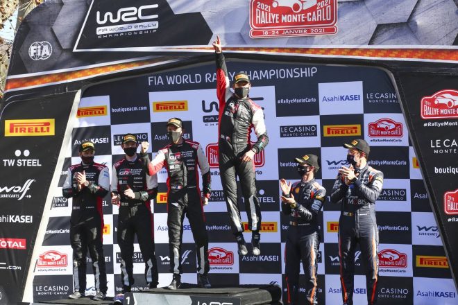 最後のラリー・モンテカルロで優勝を飾り、喜びを表現したセバスチャン・オジエ（中央）