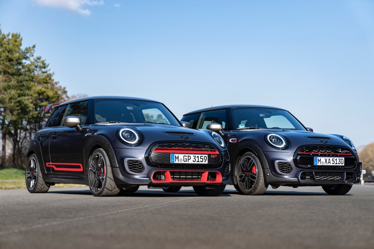 日本市場には240台が導入され瞬く間に完売となった『MINI John Cooper Works GP』（手前）