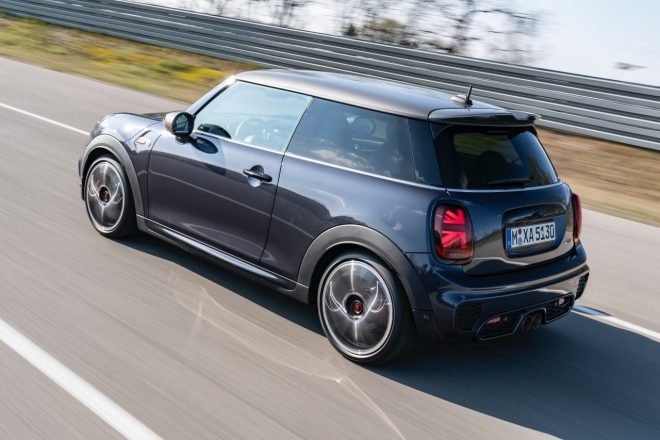 ボディカラーは、見る角度によってライトグレーからブルー・バイオレットへと移り変わるGP専用開発のレーシング・グレー・メタリックを採用する