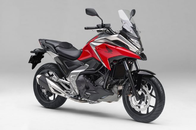 ホンダNC750X “デュアル・クラッチ・トランスミッション”（グランプリレッド）