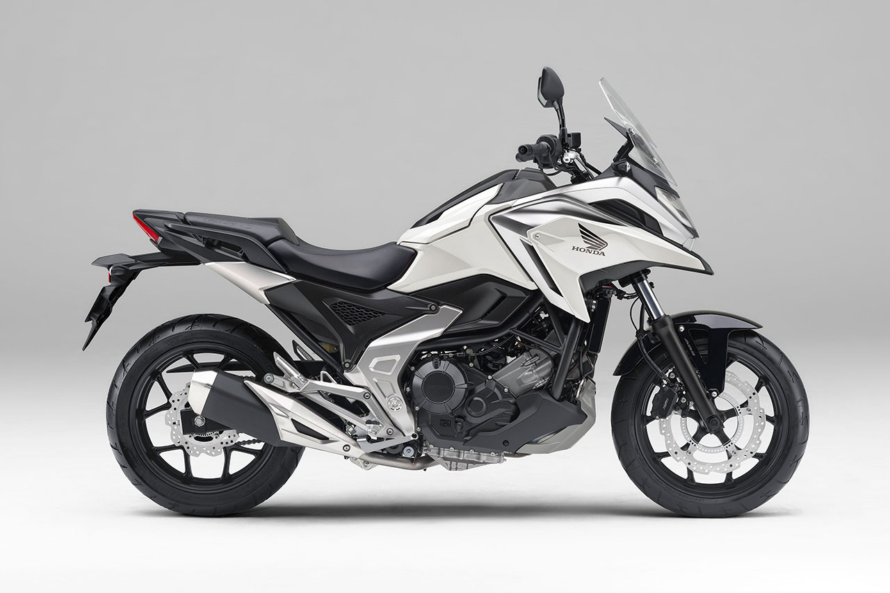 ホンダNC750X “デュアル・クラッチ・トランスミッション”（パールグレアホワイト）