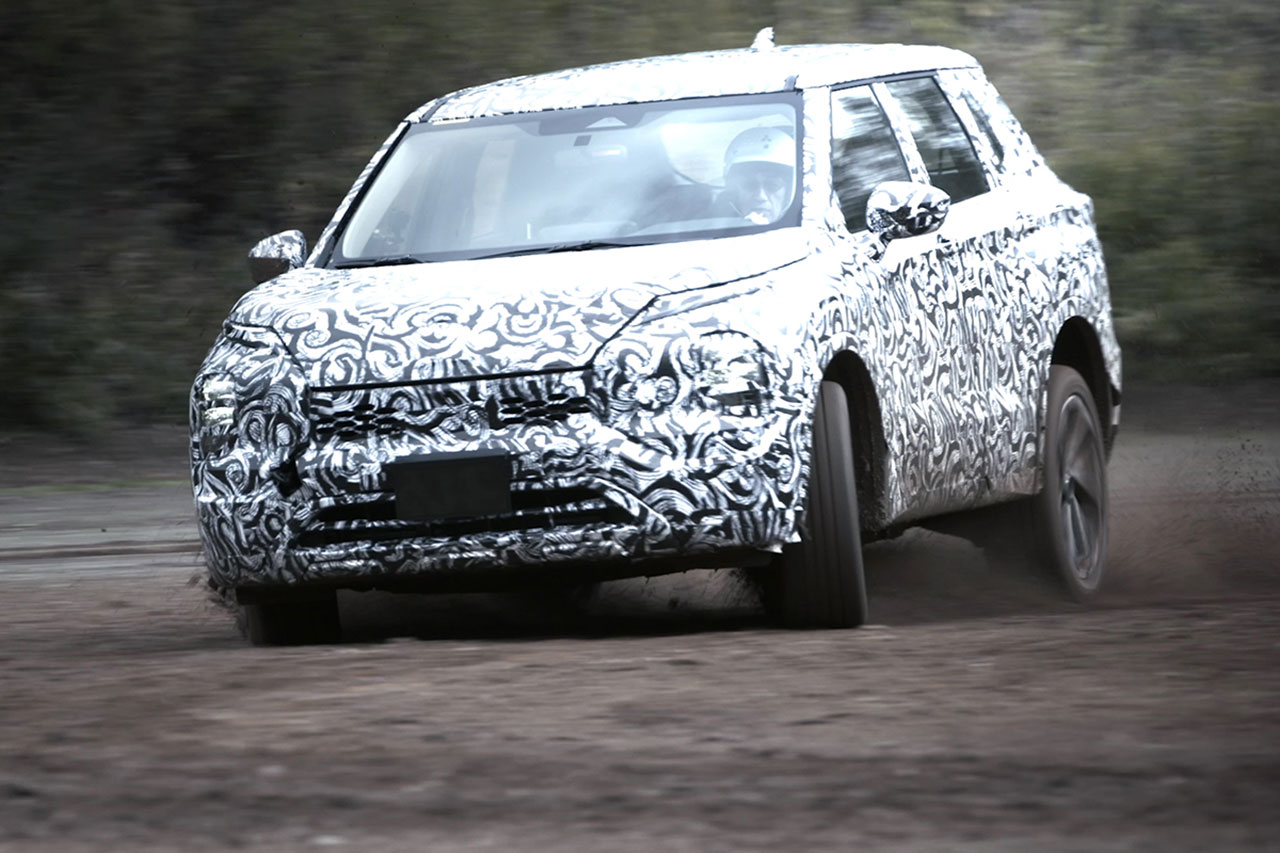 開発テストが行われる新型『ミツビシ・アウトランダー』