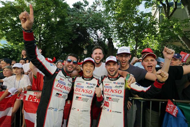 2017年のWECスパとル・マン24時間に、トヨタが走らせる3台目のドライバーとしてエントリーしたラピエール（右）。ル・マンではホセ・マリア・ロペス、国本雄資とトリオを組んだ。