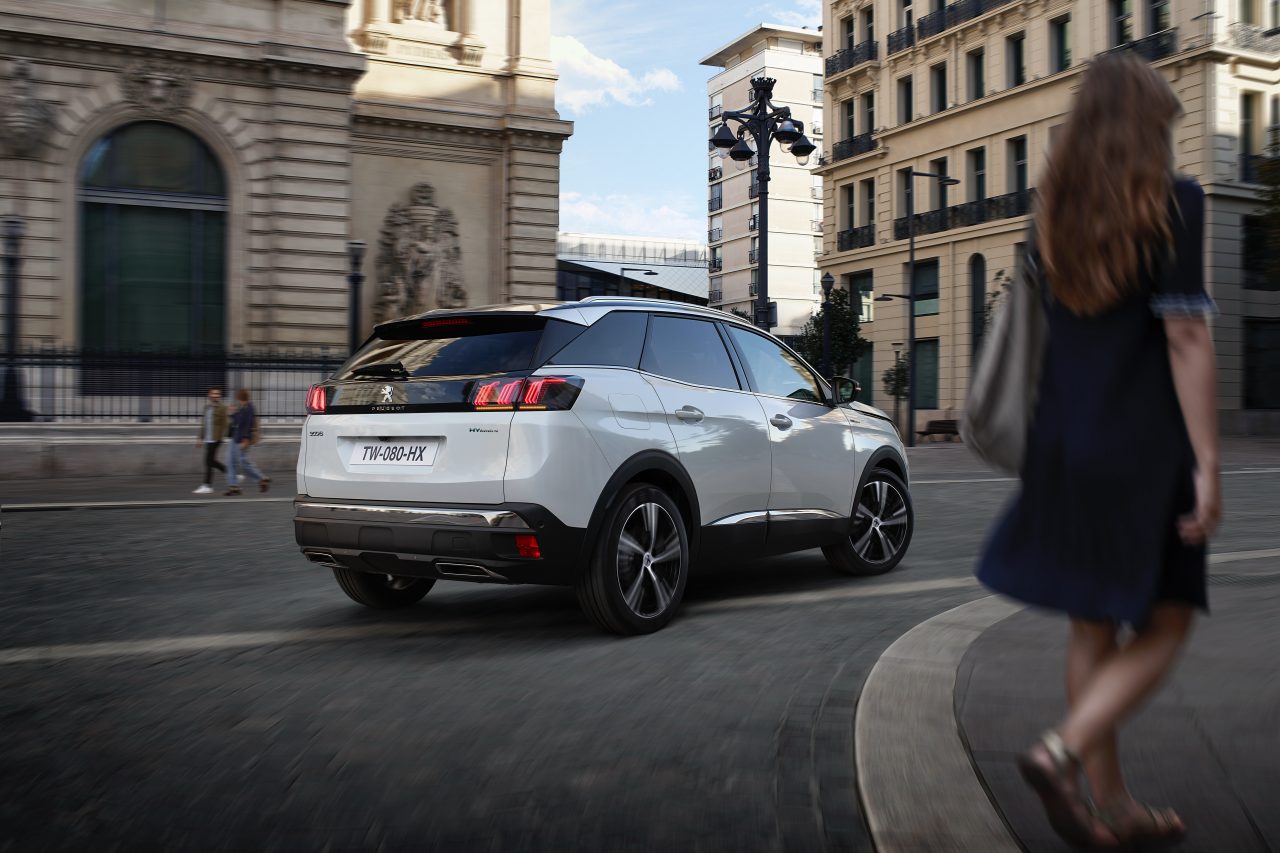 リヤ側でも三条のLEDが赤く光る3D LEDリアコンビランプを採用し、ウインカー点灯時に光が流れるシーケンシャルインジケーターに