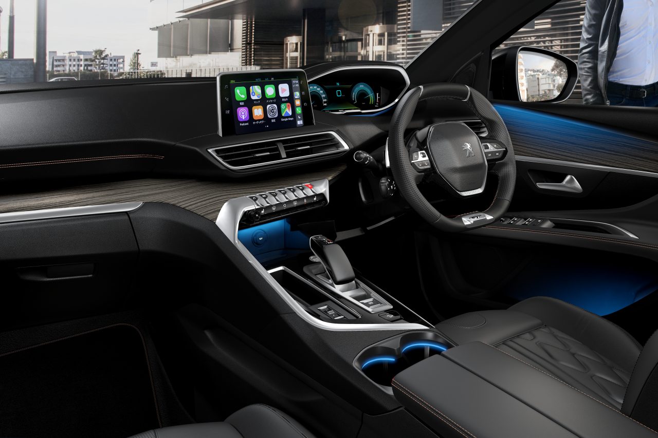 引き続きPEUGEOT i-Cockpitを採用するインテリア。アクティブセーフティブレーキは自動車、二輪車、歩行者、夜間検知に対応する