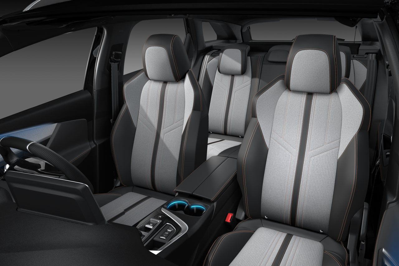 全グレードでカラーと素材を見直した新シートを採用。あたりの柔らかさ、疲労の少なさ、快適性をさらに高めるべく、グレードによってアルカンターラ＆テップレザーや、ファブリック、ナッパレザーなどの生地や色調を使い分ける