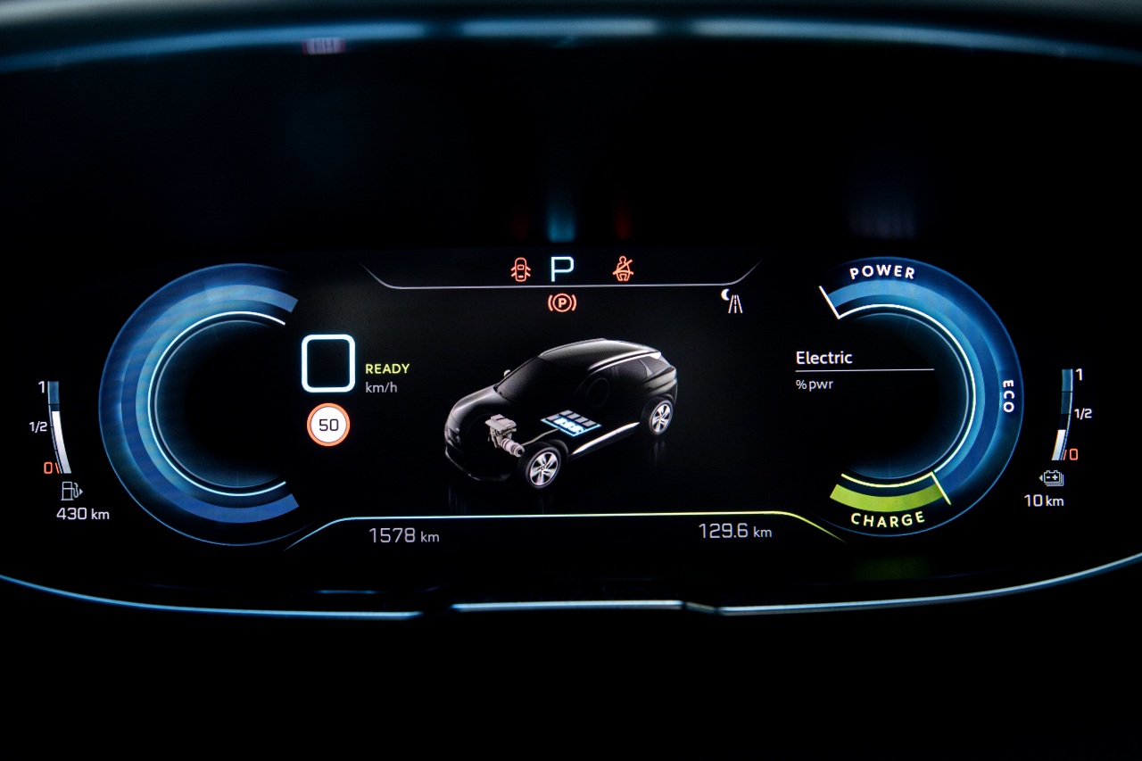 新たにプジョー初となるPHEV（プラグインハイブリッド＝ガソリンエンジン＋電気モーター＋外部充電可能なバッテリー搭載）の4WDモデル『3008 GT HYBRID4』を導入