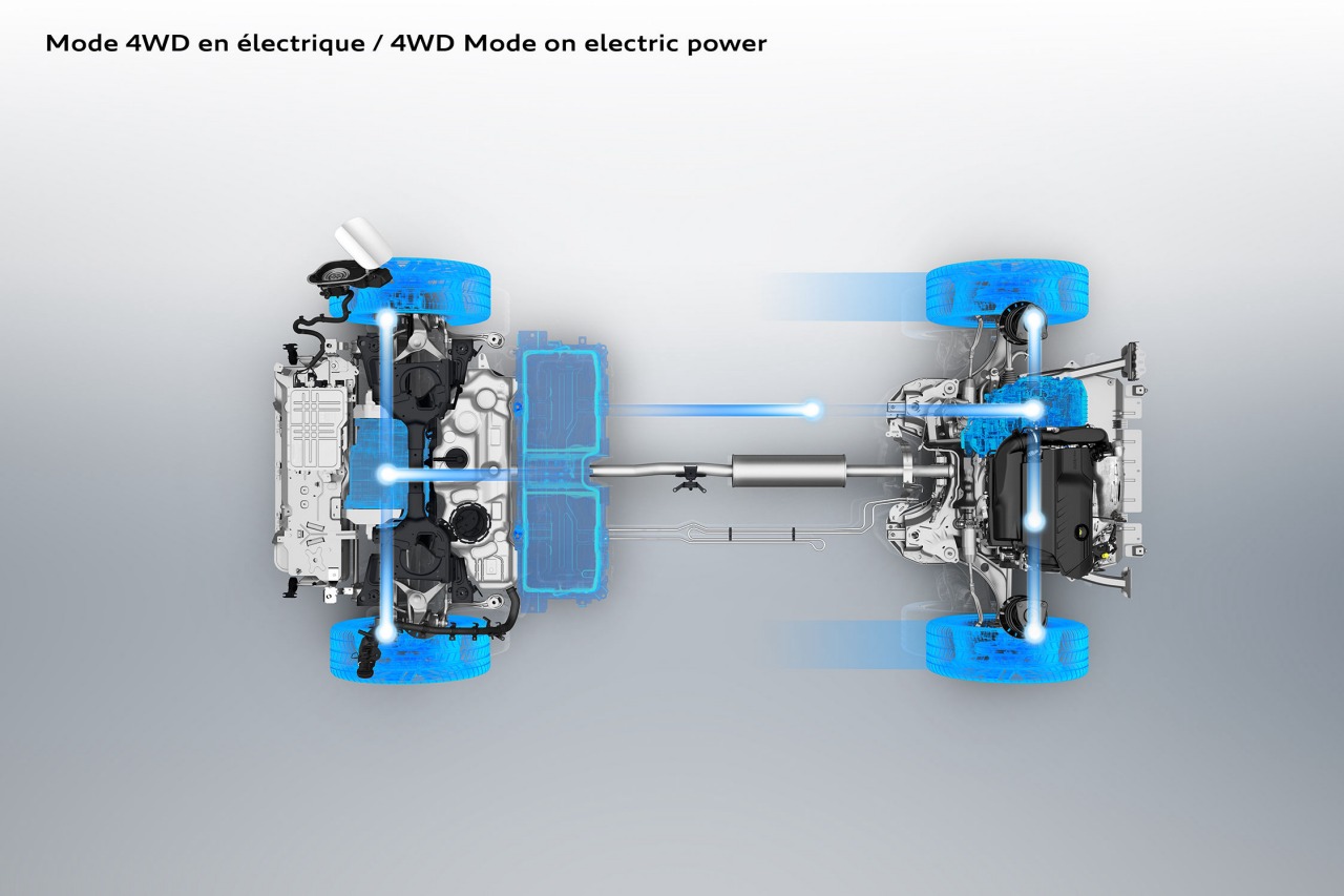 システムにはバッテリーのみで走行できるELECTRICモードなどドライバーが任意に選べる4つのドライブモードを搭載し、すべてのモードで走行状況によりエンジンと電動モーターをシームレスに切り替えて走行