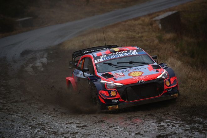 今季は若手コドライバーとコンビを組むティエリー・ヌービル(ヒュンダイi20クーペWRC)