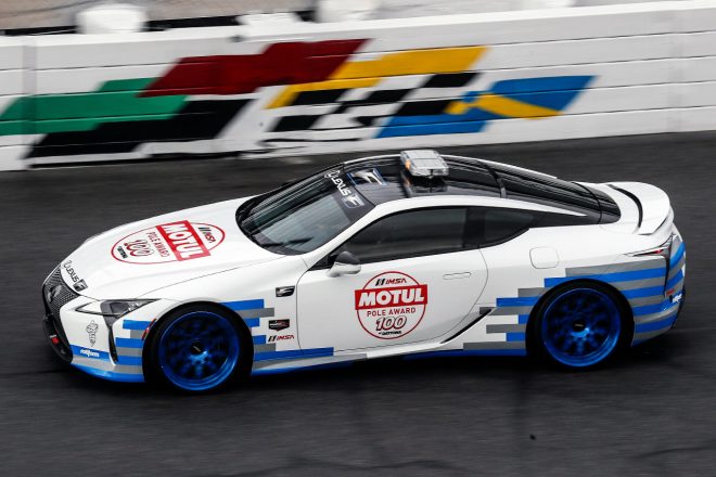 デイトナ24時間予選レース『モチュール・ポール・アワード100』のロゴをまとうレクサスのペースカー