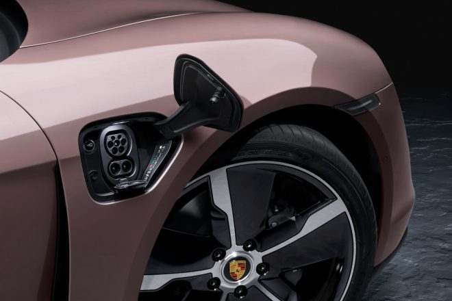 ポルシェ・タイカンの充電ケーブル差込口