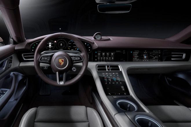 ポルシェ・タイカン（インテリア：コクピット）