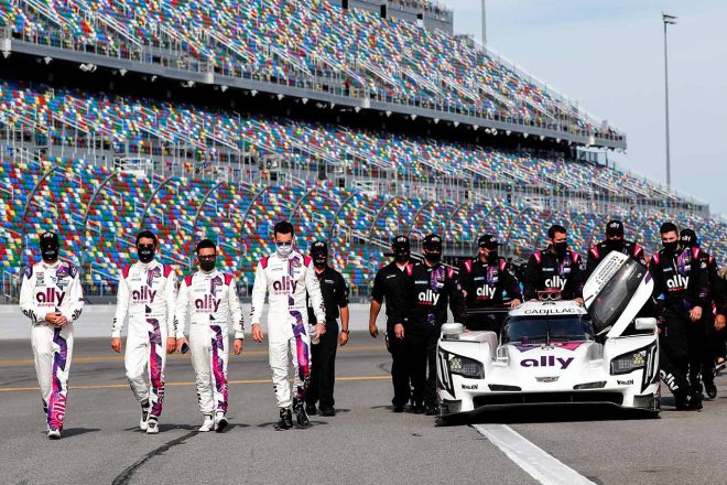 ピットロード上でのスタートセレモニーに向かう48号車のドライバーたち