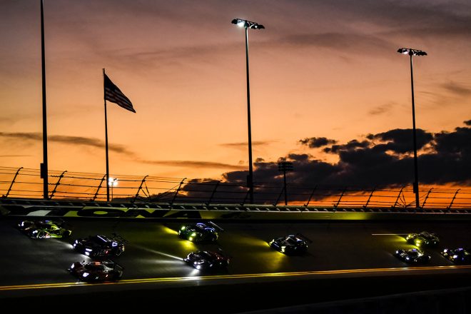 日没後、オーバル部分を走行する各車