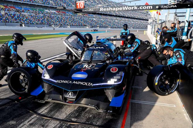 10時間経過時点で総合2番手につけている10号車アキュラARX-05