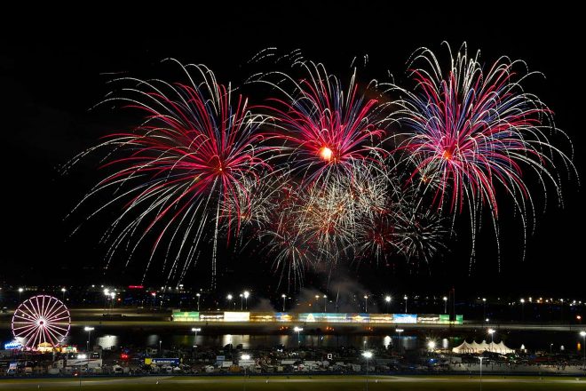 現地時間の23時に打ち上げられた花火
