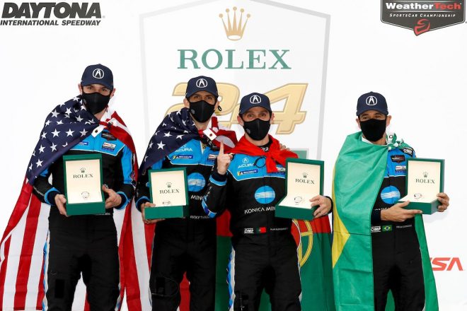 優勝したコニカミノルタ・アキュラARX-05の（左から）アレクサンダー・ロッシ、リッキー・テイラー、フィリペ・アルバカーキ、エリオ・カストロネベス