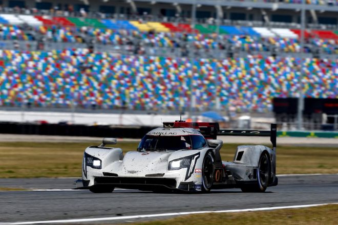 10号車アキュラを追い詰めながらも、残り8分でのパンクで後退を余儀なくされたキャデラック・チップ・ガナッシ・レーシングの01号車キャデラックDPi-V.R