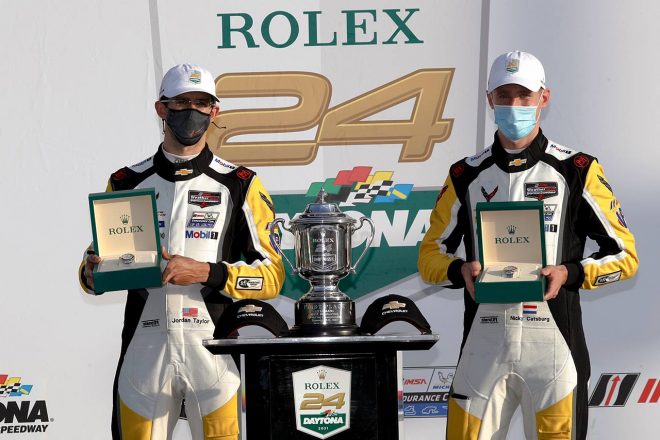 ふたりだけでポディウムに立つテイラーとキャッツバーグ