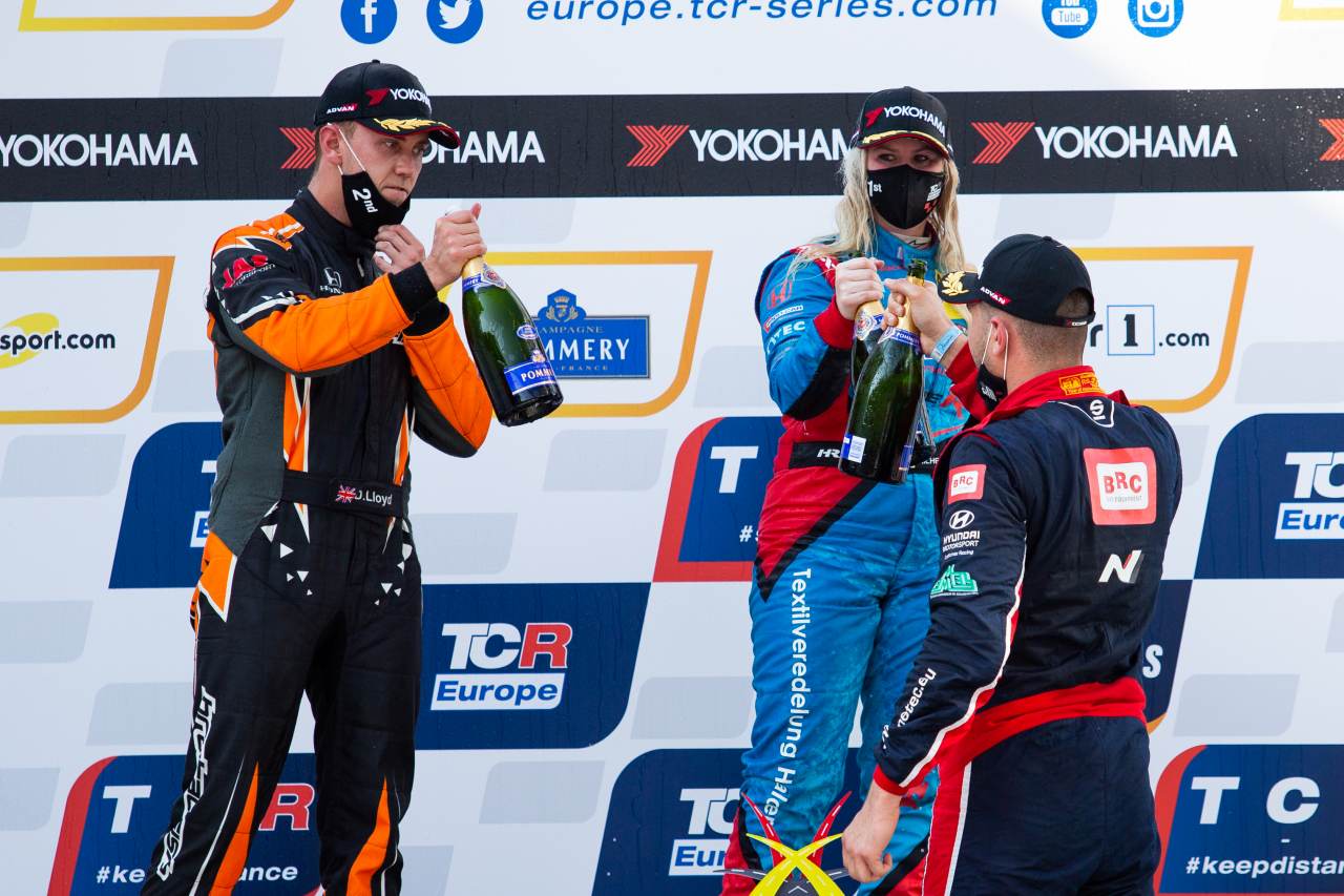 ミシェル・ハルダーは、2020年TCRヨーロッパ第2戦で、ダン・ロイドらを抑えて初代女性ウイナーの称号を獲得した