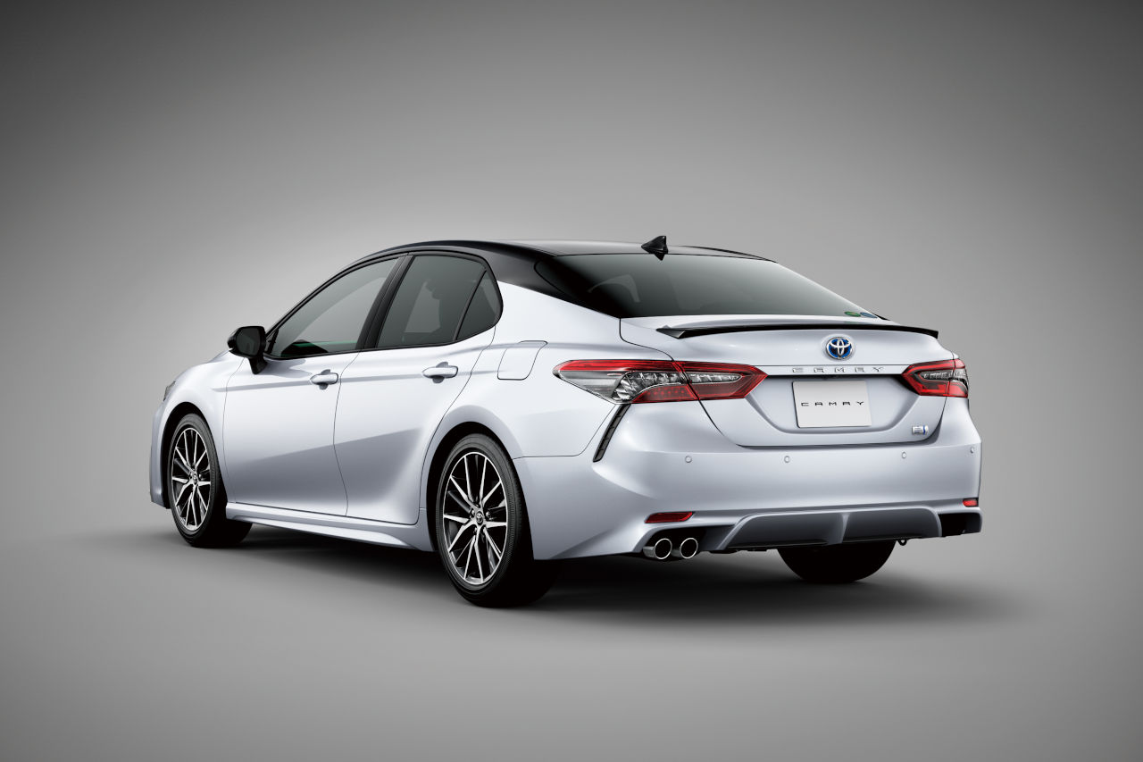 トヨタ・カムリ WS“レザーパッケージ”（ボディカラー：アティチュードブラックマイカ×プラチナホワイトパールマイカ）