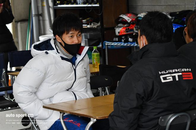 JLOCのピットで小暮卓史と話し込む大滝拓也