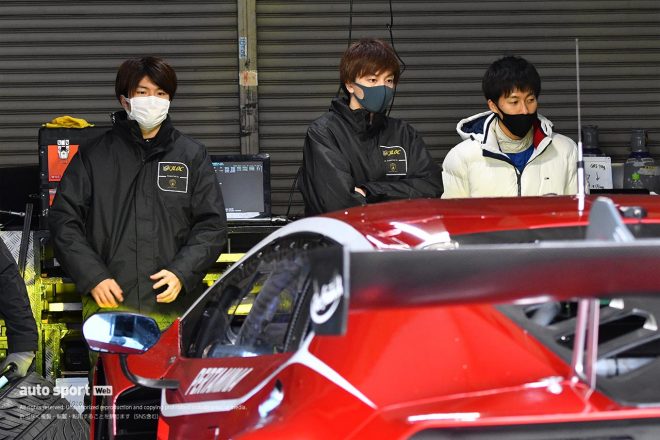 JLOCのピットで作業を見る坂口夏月、山田真之亮、大滝拓也