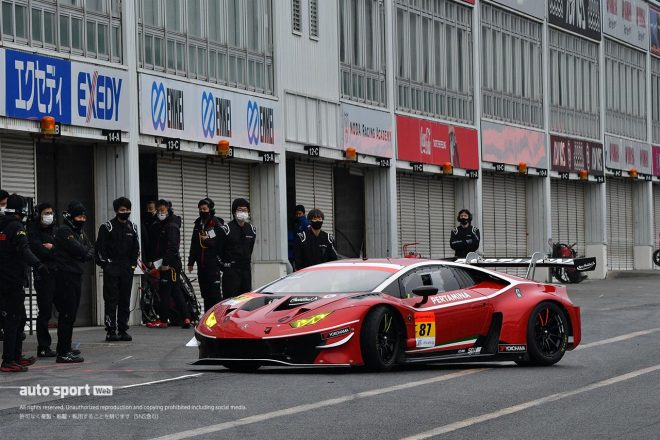 岡山国際サーキットでのGT3スポーツ走行でピットアウトするJLOCの87号車ランボルギーニ・ウラカンGT3