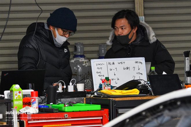 JLOCのピットで話し込む松浦孝亮