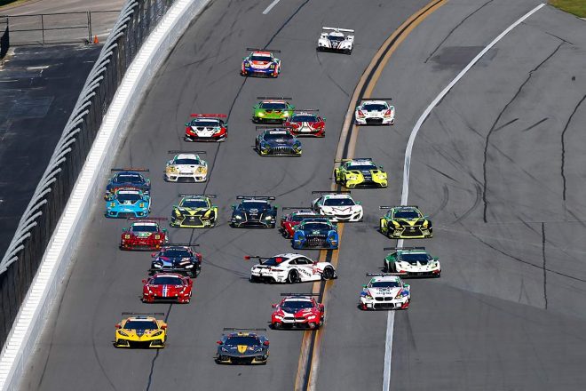 GTLMとGTDクラスのスタート直前の隊列前方で接触は起きた