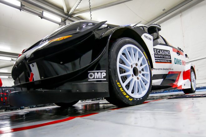 ターマック（舗装路）用のピレリP ZEROが装着されたトヨタ・ヤリスWRC