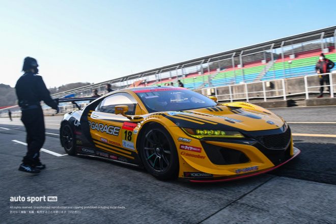 ピットアウトする名取鉄平のUPGARAGE NSX GT3