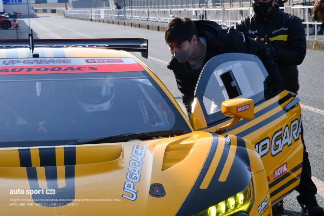 コクピットの名取にアドバイスを送る小林崇志