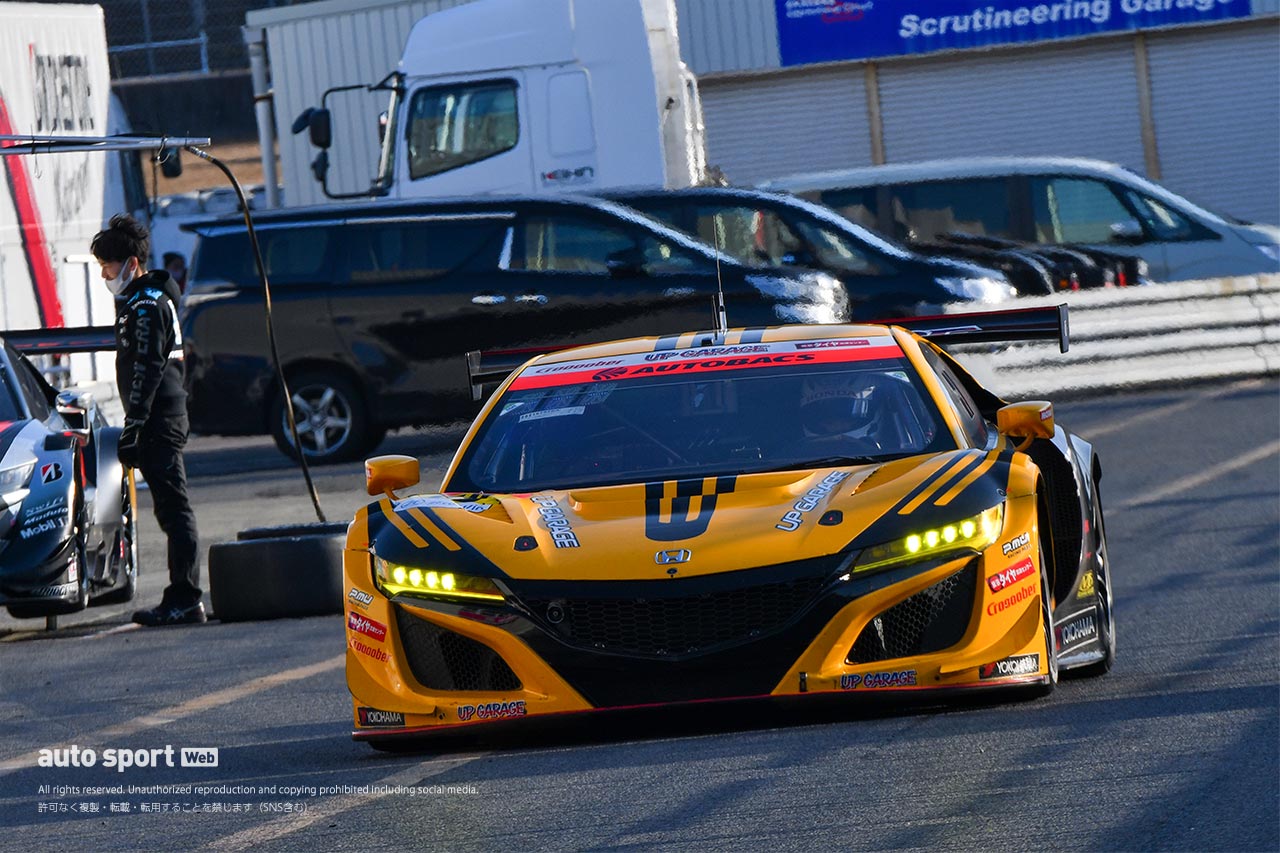 ピットインする名取鉄平のUPGARAGE NSX GT3