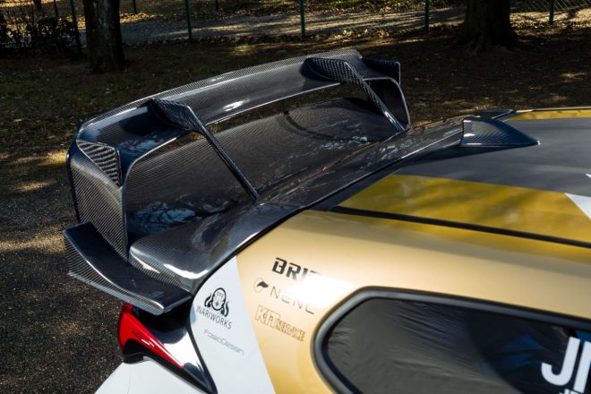 ウェルパインモータースポーツは新たなアフターパーツブランド『ウヱルパイン』を設立。第1弾の商品となるWRCウイング、ドライカーボンシャークフィン、フロントリップスポイラーの3点をJRC参戦車両のGRヤリス RSに採用する。