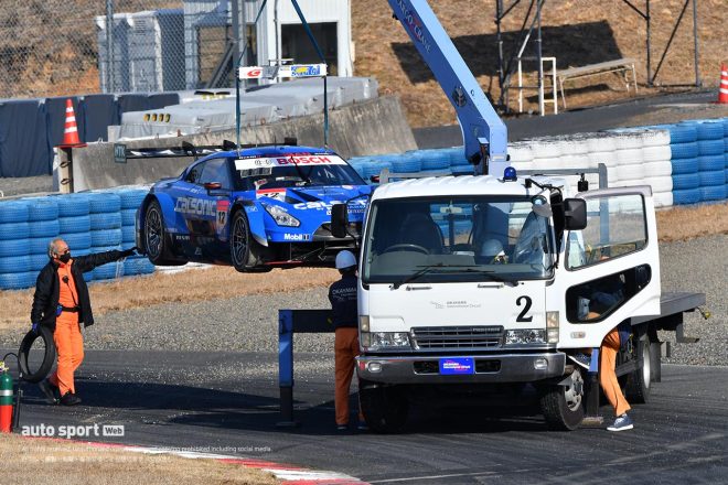 リボルバーコーナー立ち上がりでストップしたTEAM IMPULの12号車GT-R