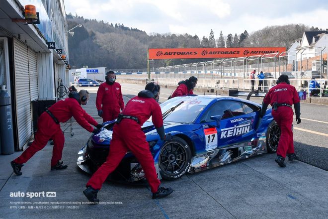 17号車Astemo NSX-GT。チームウェアがレッドのアステモカラーとなった。