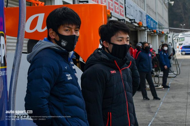 テストを見るDENSO KOBELCO SARD GR Supraの中山雄一とau TOM'S GR Supraの坪井翔