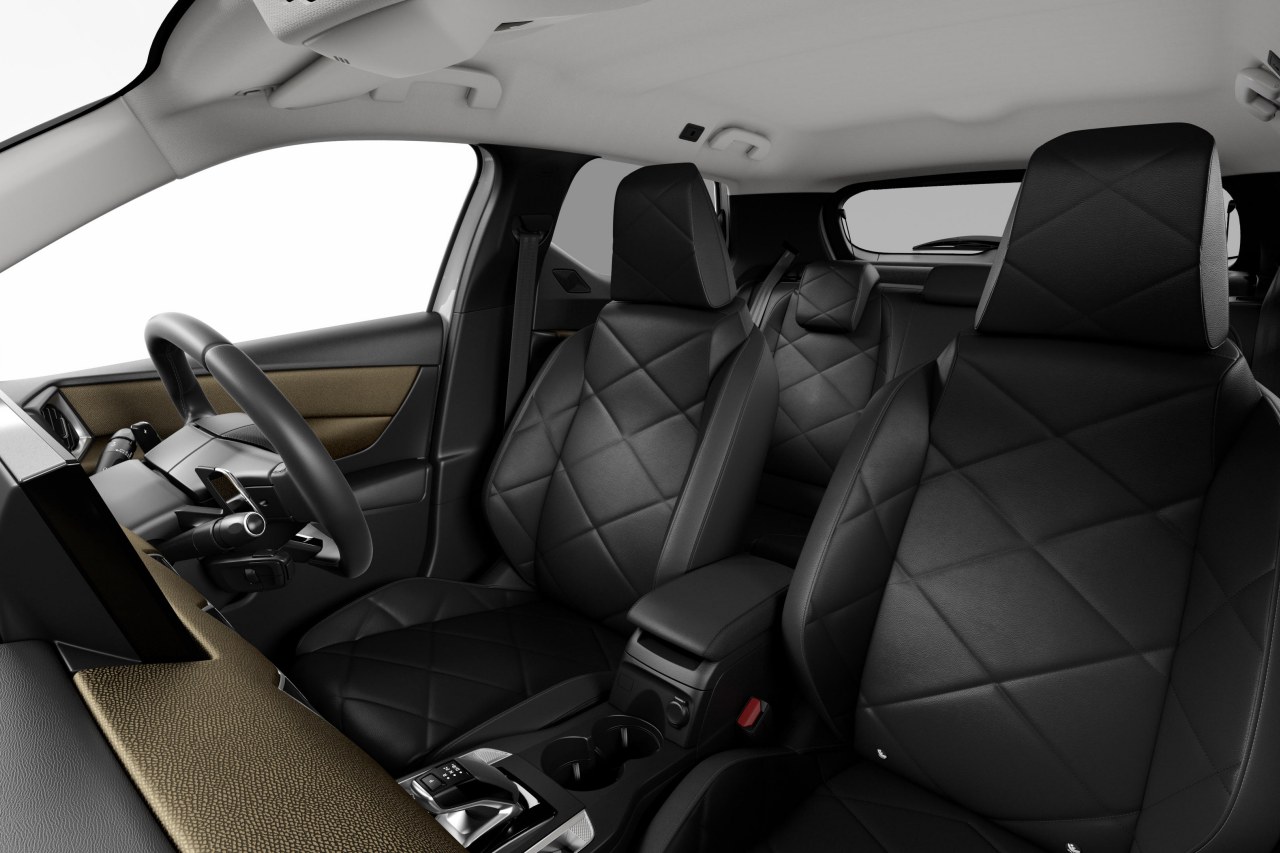 上級グレードGrand Chic用バサルトブラックのレザーシートが特別装備された