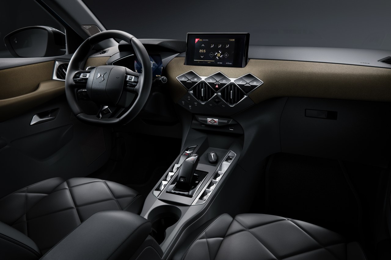 ヘッドアップディスプレイ、アクティブセーフティブレーキを含め、さらに進化した先進運転支援システムを備える