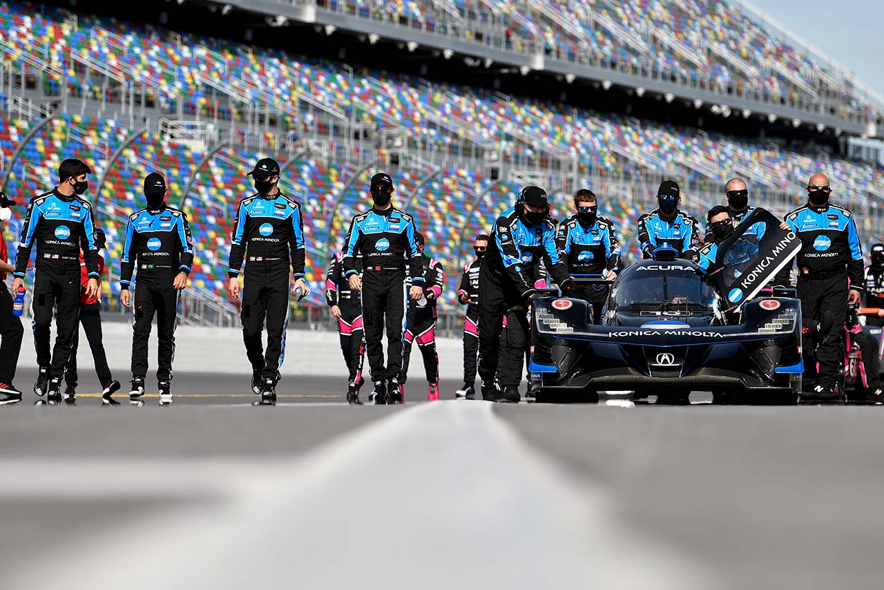 スタート前のセレモニーに臨む10号車アキュラARX-05とそのドライバーたち