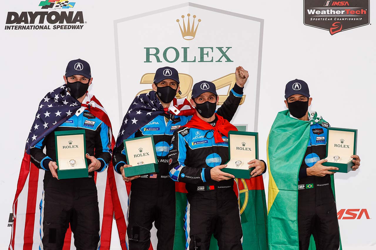 表彰式で優勝記念のロレックスを掲げる10号車のクルー