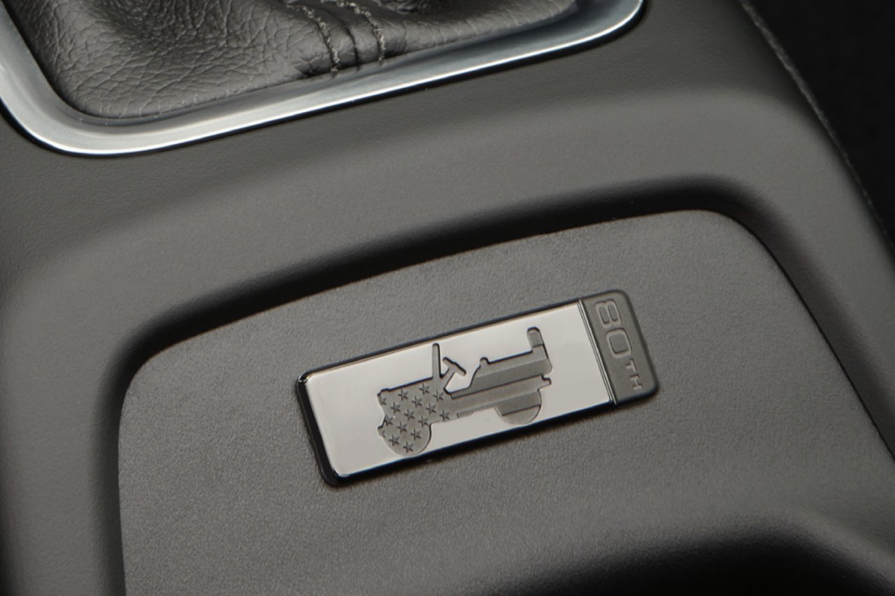 80thアニバーサリーセンターコンソールバッジなど、各モデルに80周年を記念するアイテムが備わる