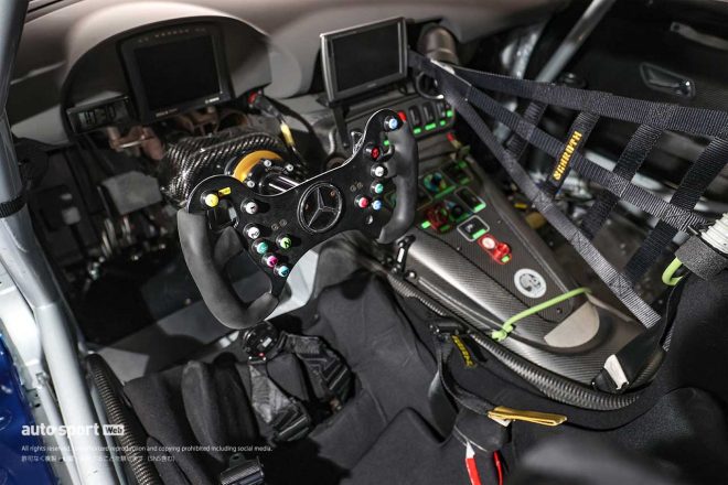 コクピットはGT3と共通のパーツが豊富に使用されている