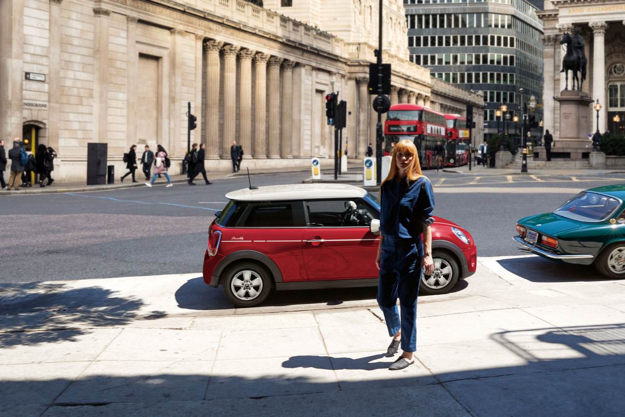 イギリスを代表する大通り"ピカデリー"の名を冠し、3年プランのメンテナンス・サービス・パッケージ"MINI TLC.ライト・パック"も標準付帯する